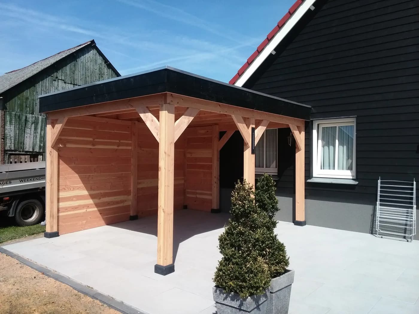 Houten overkapping van douglashout, gemaakt en geplaatst door Kramer Houtbewerking